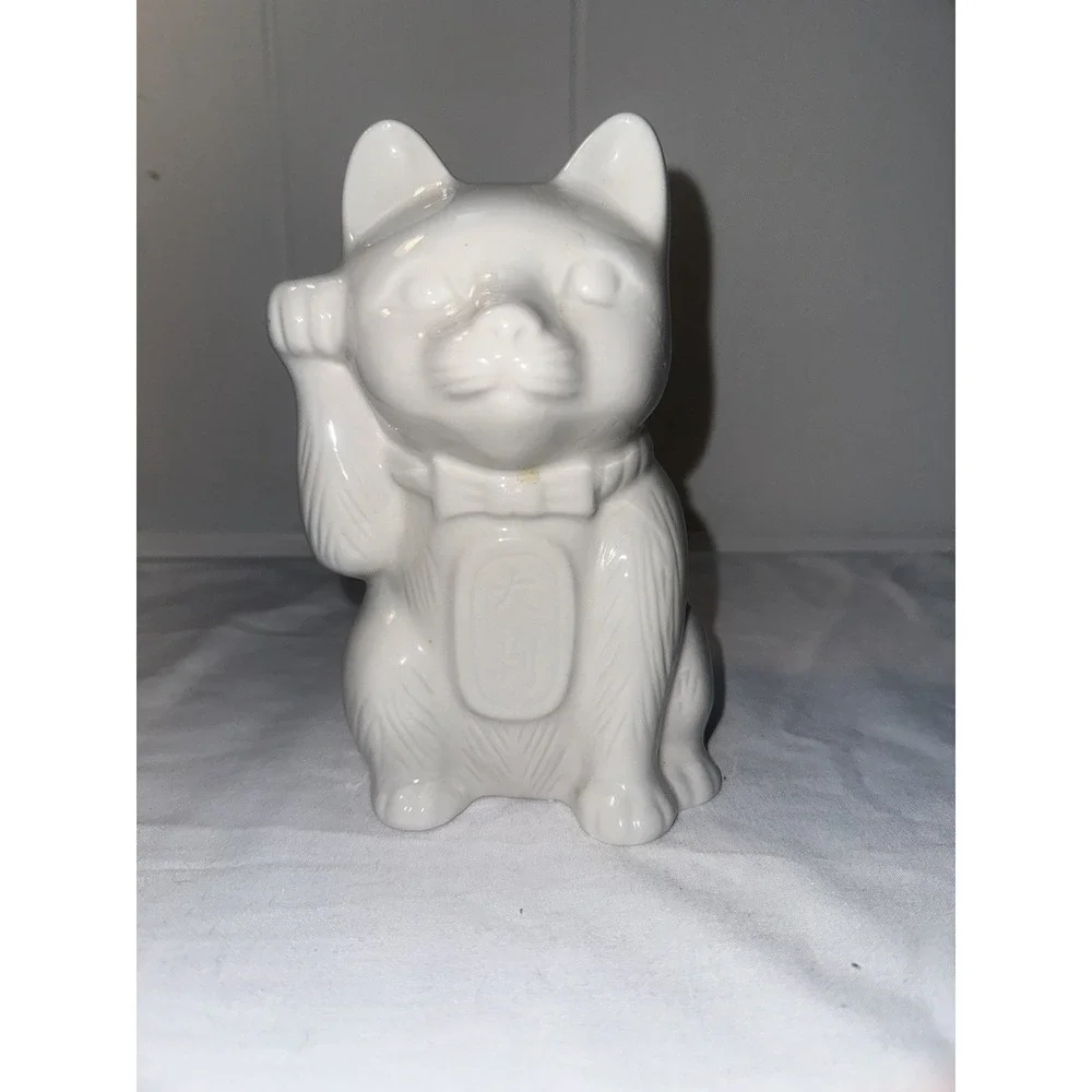 Vintage White‎ Porcelain Maneki Neko Lucky Cat Figurine – Made in China